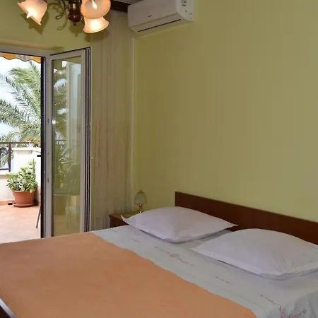 Delfina 1 * Podgora